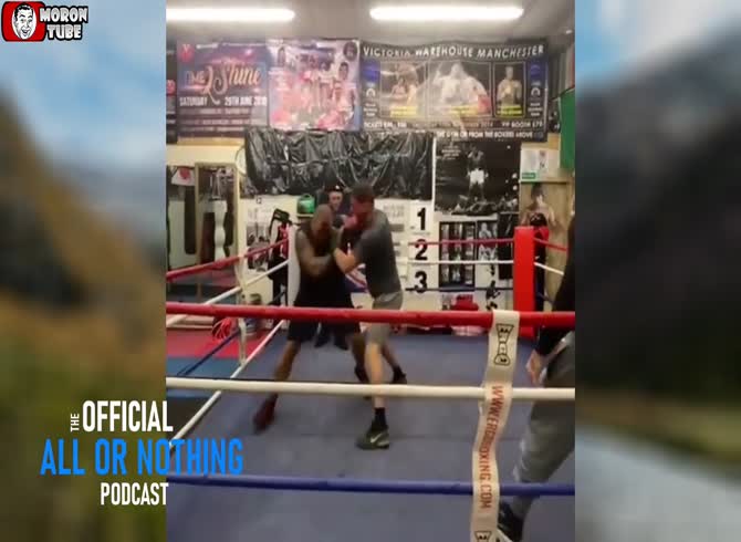 Video :Family members fight bare-knuckled to settle grudges!